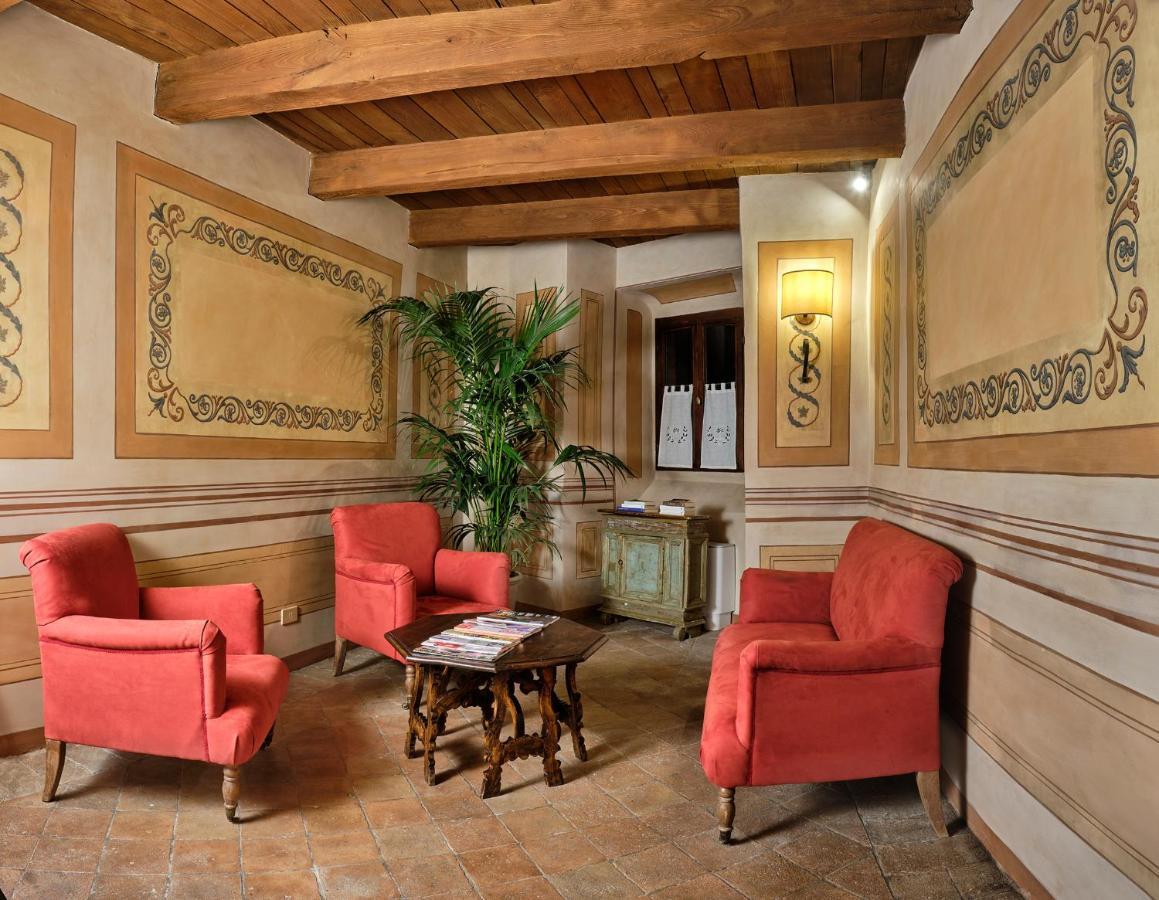 Palazzo Viviani Castello Di Montegridolfo Hotel Bagian luar foto