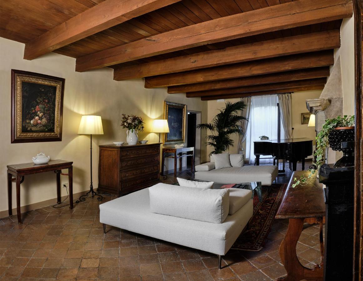 Palazzo Viviani Castello Di Montegridolfo Hotel Bagian luar foto