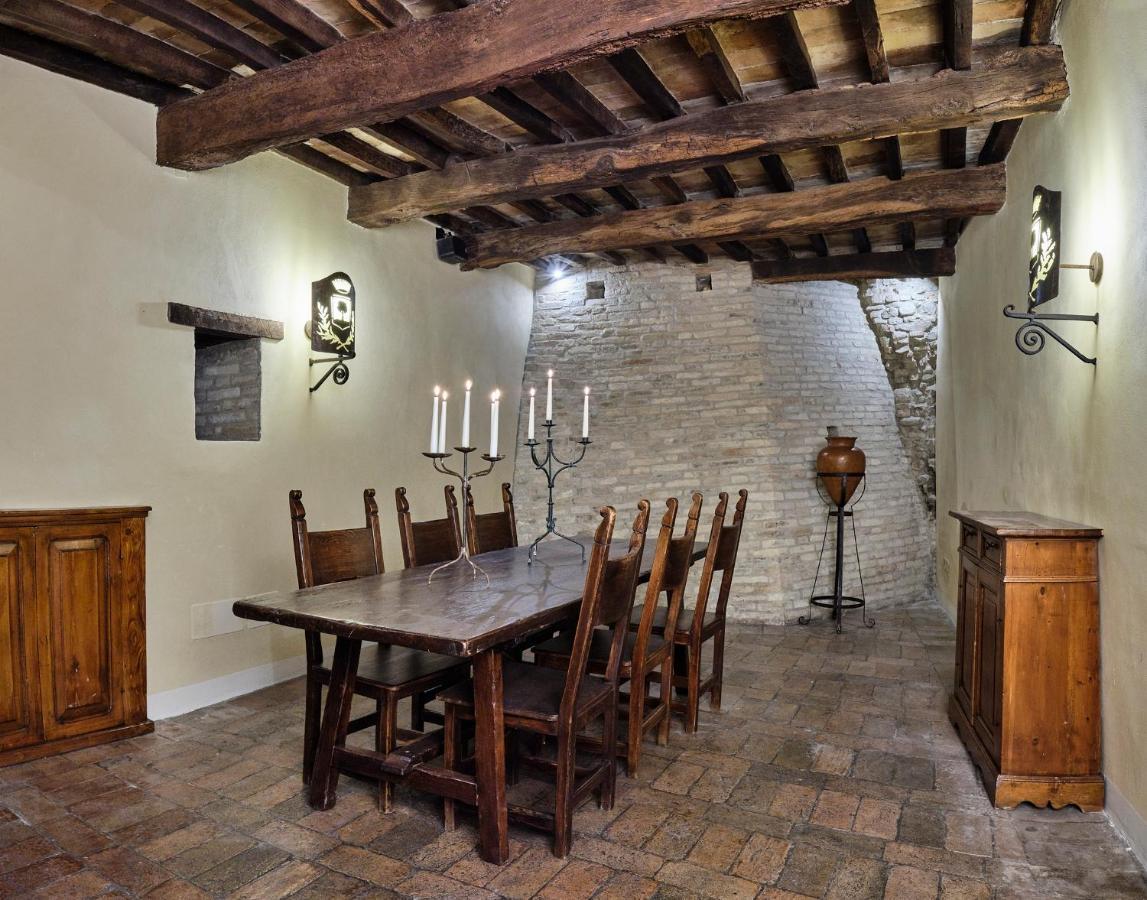 Palazzo Viviani Castello Di Montegridolfo Hotel Bagian luar foto