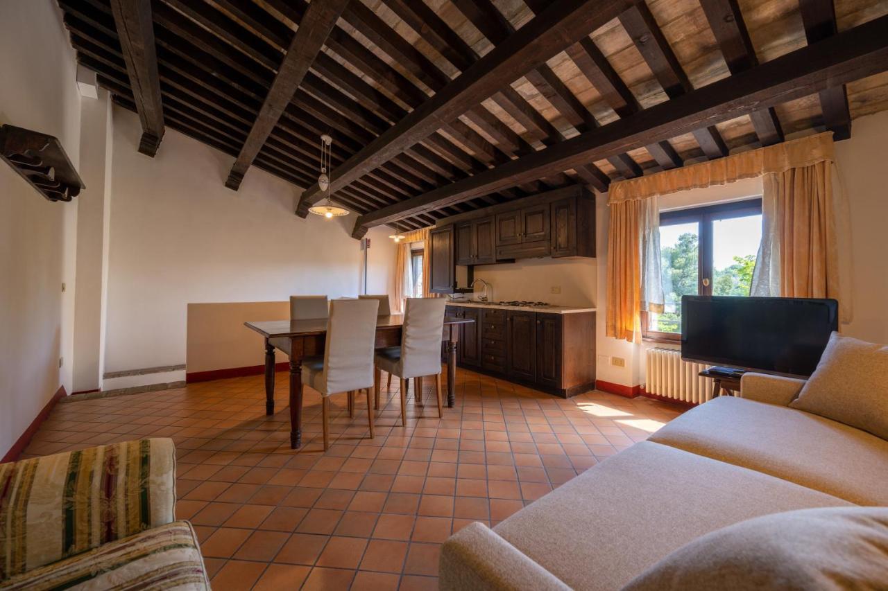 Palazzo Viviani Castello Di Montegridolfo Hotel Bagian luar foto