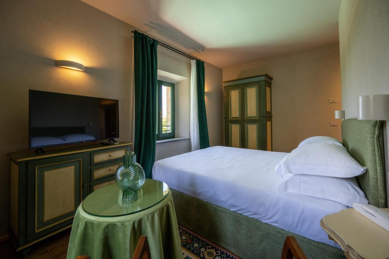 Palazzo Viviani Castello Di Montegridolfo Hotel Bagian luar foto