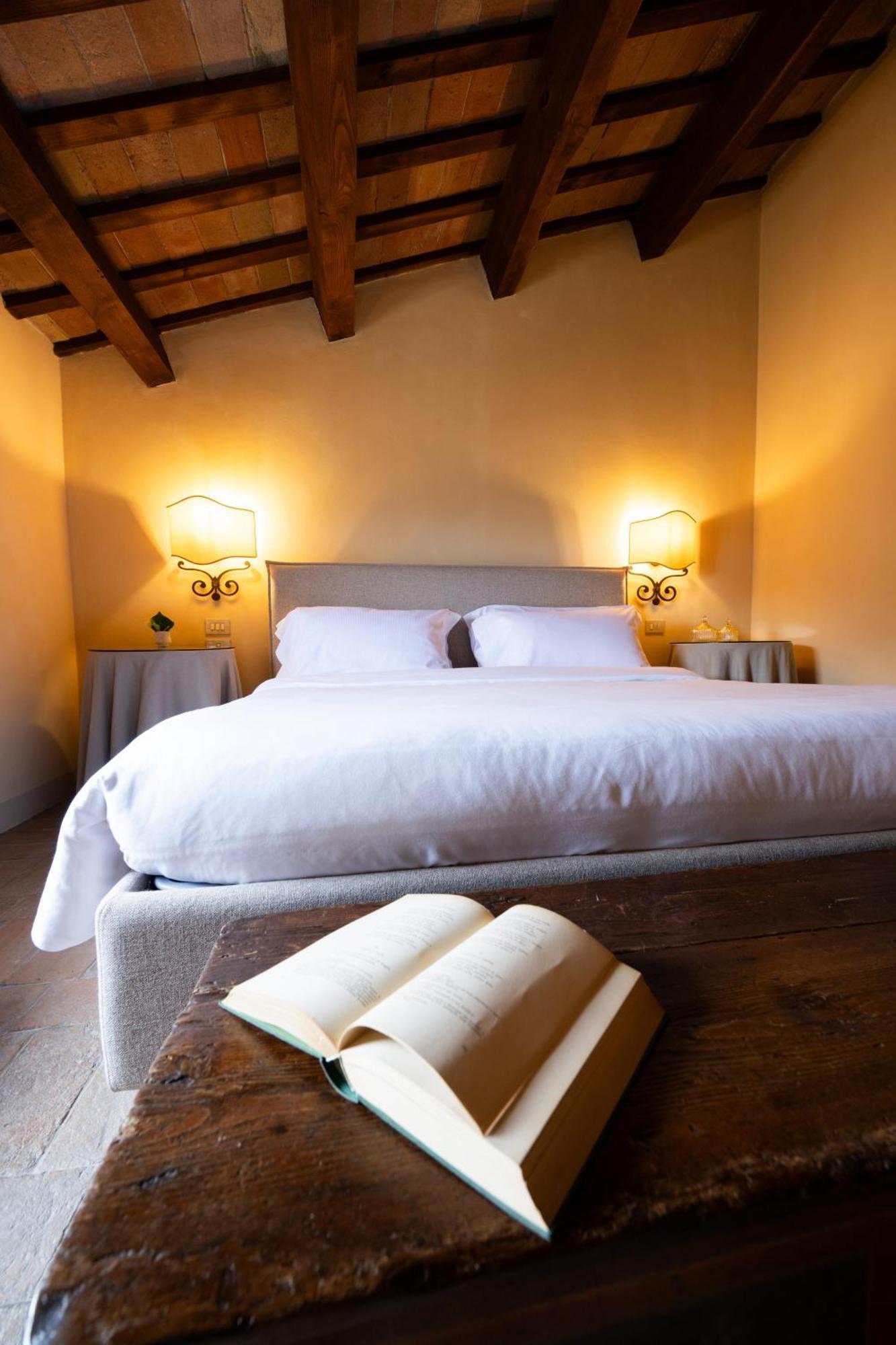 Palazzo Viviani Castello Di Montegridolfo Hotel Bagian luar foto