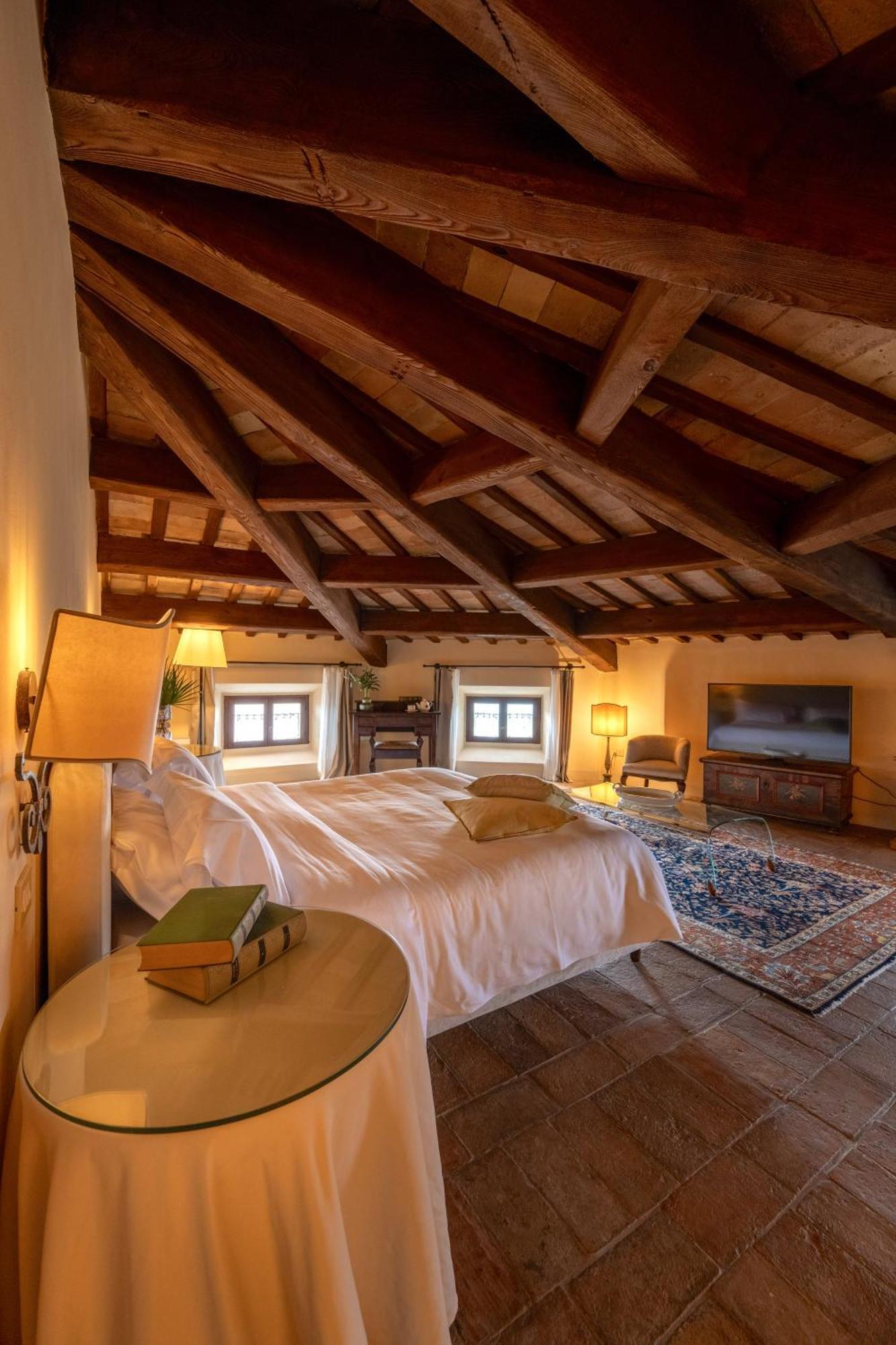 Palazzo Viviani Castello Di Montegridolfo Hotel Bagian luar foto